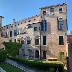 https://palazzo-contarini-della-porta-di-ferro.hotelinveneto.com